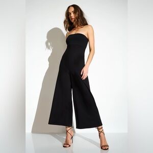 Susana Monaco:essential tube cropped jumpsuit
Color:Black
Size:M
Great Condition
